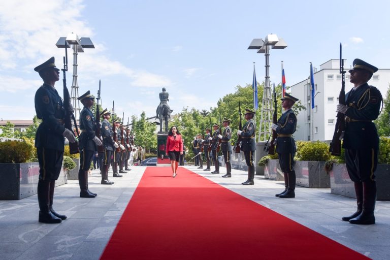 Presidentja Osmani dekoron me Medaljen Presidenciale Ushtarake trupat paqeruajtëse sllovene në kuadër të NATO-s, në Kosovë 