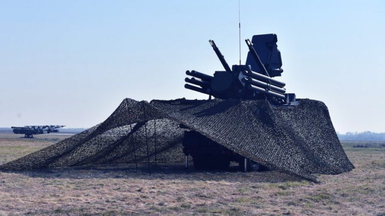 Është naivitet ta injorosh shtetin armik, i cili çdo ditë koncentron forcat e veta ushtarake dhe kryen manovra të përbashkëta me ushtrinë ruse