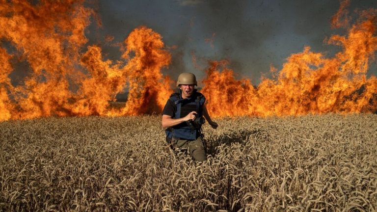 Gazetarët ukrainas marrin çmimin e medias nga Frit Ord