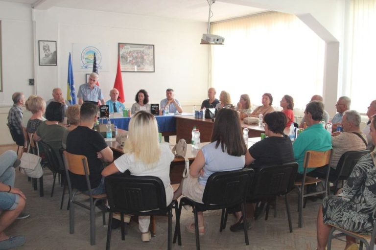 “Ora e historisë” e Jusuf Buxhovit  në shkollën “Abaz Ajeti” në Gjilan