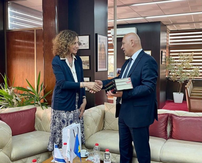 “KOSOVA” e Jusuf Buxhovit në anglisht , dhuratë ambasadorës së Izraelit në Kosovë, Tammy Ziv