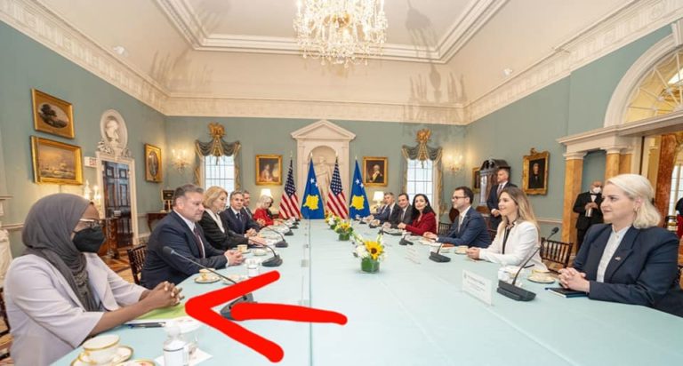 Fotografitë që e rikthyen debatin e kotë për shaminë