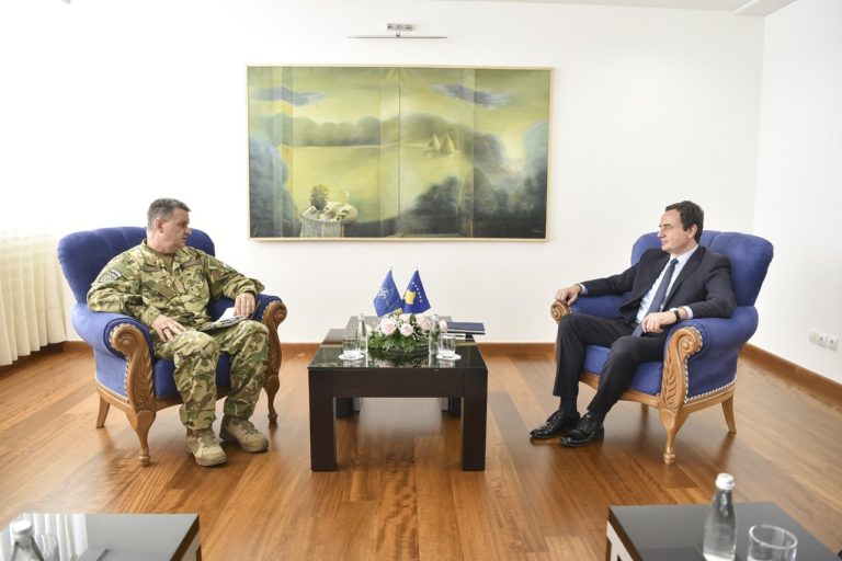 Kryeministri Kurti priti në takim komandantin e KFOR-it, Gjeneral Major Ferenc Kajári