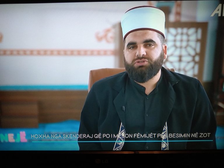 Precedent i rrezikshëm antikombëtar, televizioni ATV e reklamon propagandën e hoxhës së xhamisë “Shaban Jashari” të Skenderjat