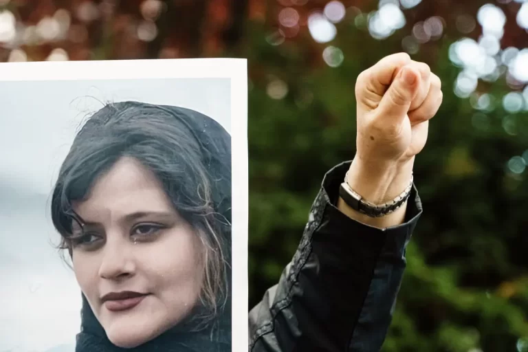Partia iraniane dëshiron të heqë detyrimin e hixhabit
