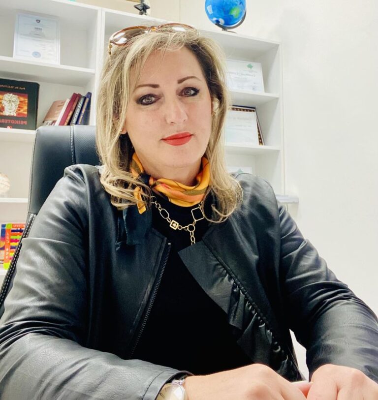 “Mjaft mirë”, fëmijët tanë në vend se në bangat shkollore, mbetën në shtëpi duke qëruar speca për ajvar!