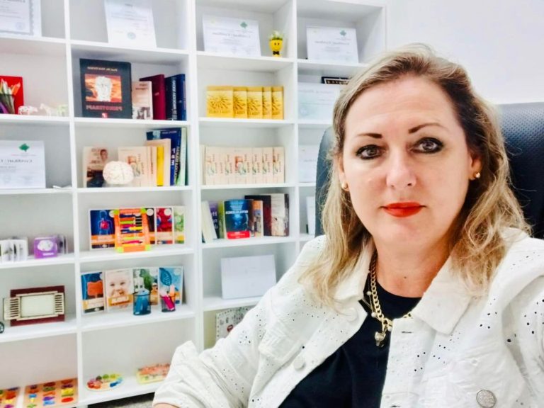 Prind, mos i politizoni (helmoni) fëmijët tuaj