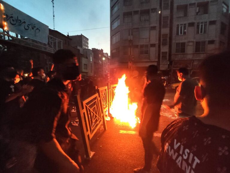 Kufini i shtetit, kryengritja e iranianëve kundër detyrimit për të bartur shami dhe vuajtjet e “arnautëve” për të ashtuquajturën “çështja e shamisë”