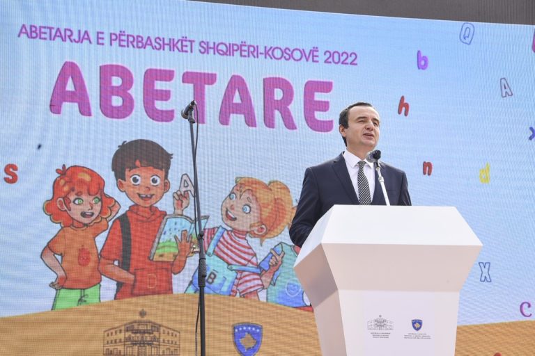 Kryeministri Kurti: Një brez i ri shqiptar po fillon rrugën e dijes me Abetaren e Përbashkët Unike