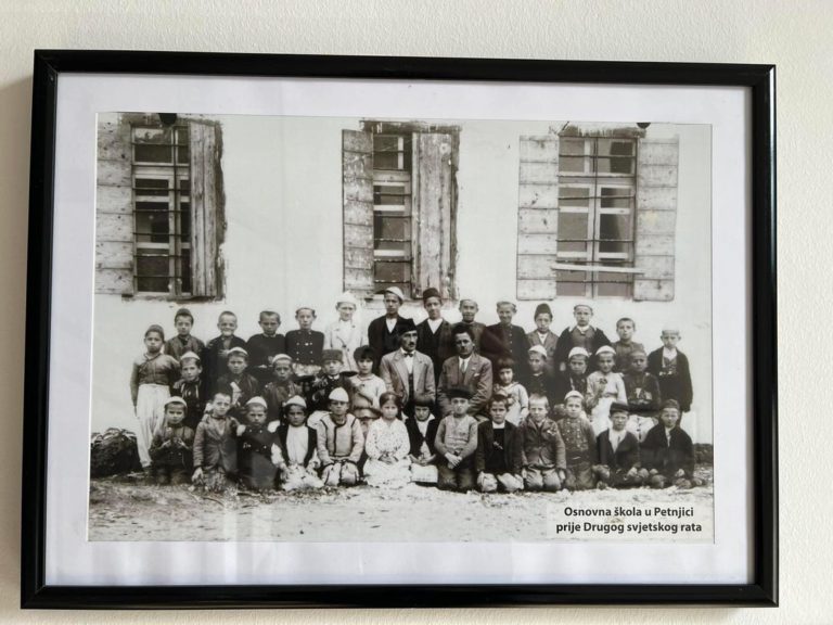 Dëshmi historike: Foto e shkollës fillore në Petnjicë të Bihorit