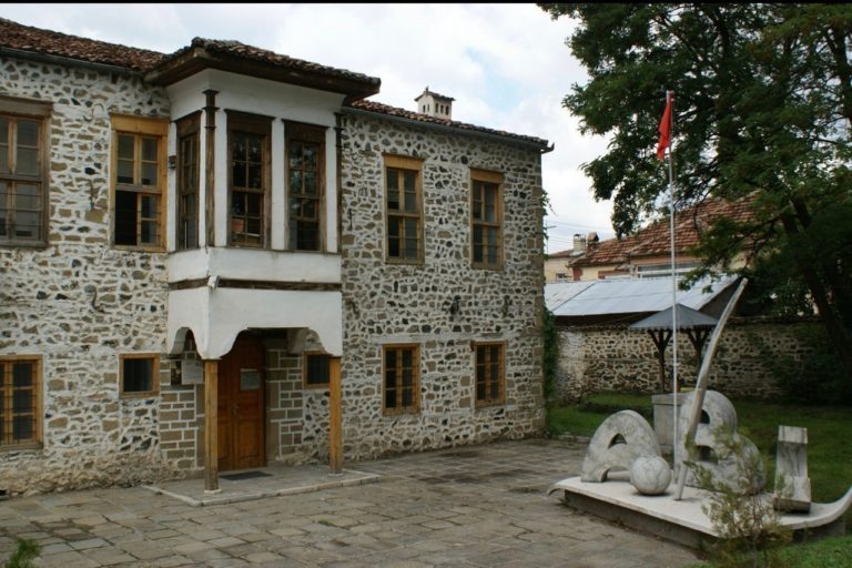 Çelja e shkollave shqipe që nga mesjeta, rreze drite kundër pushtuesve dhe për rimëkëmbjen si komb
