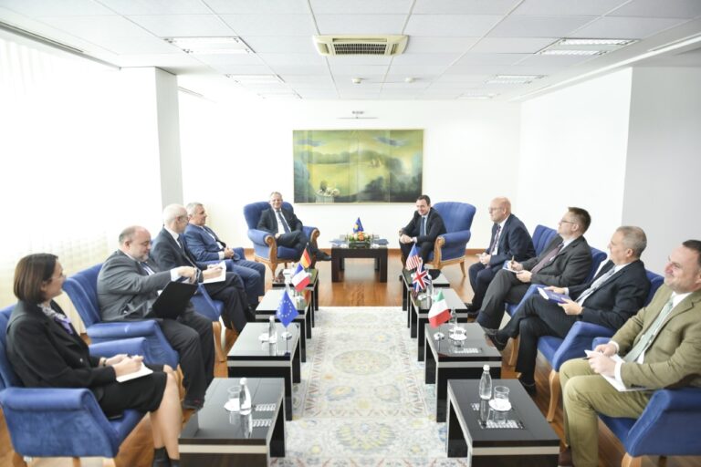 Kryeministri Kurti priti në takim ambasadorët e vendeve të QUINT-it dhe përfaqësuesin e Zyrës së Bashkimit Evropian në Kosovë