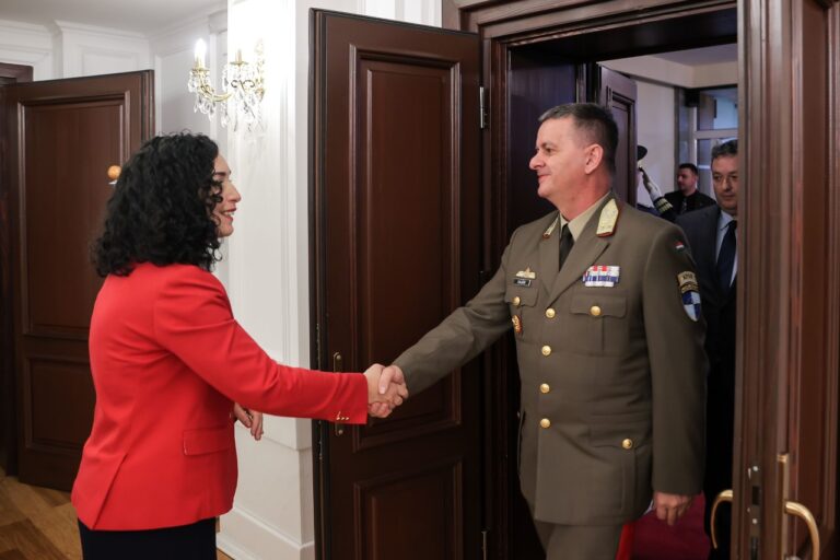 Presidentja Osmani priti në takim lamtumirës komandantin e KFOR-it Gjeneral Major Ferenc Kajári 