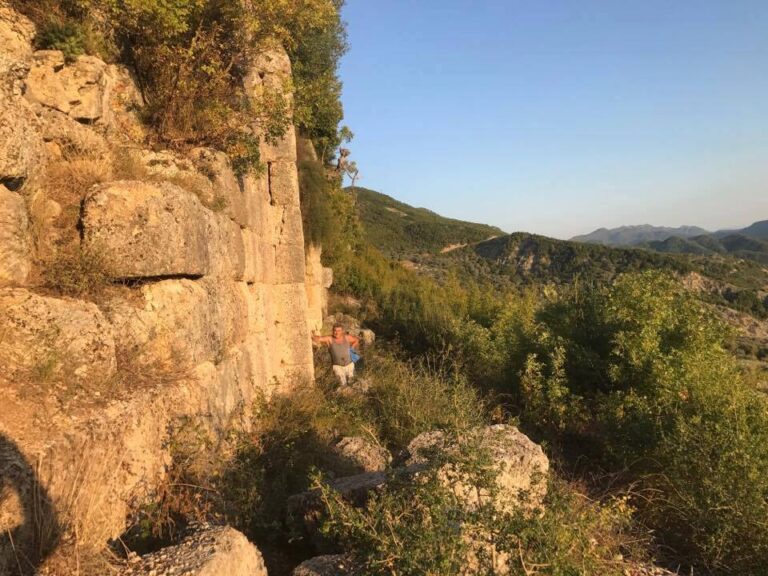 Persqop, qyteti madhështor ilir që gjëndet 200 metra në vijë ajrore ballë për ballë me Petrelën