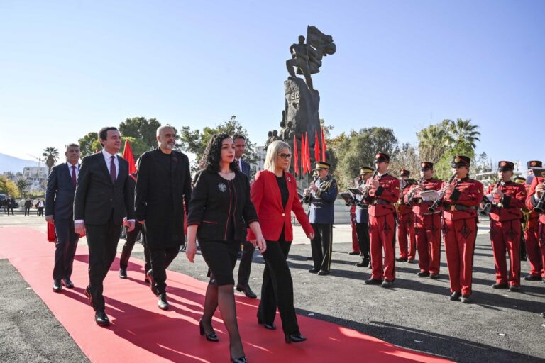 Kryeministri Kurti mori pjesë në ceremoninë shtetërore të ngritjes së Flamurit për 110-vjetorin e Pavarësisë së Shqipërisë