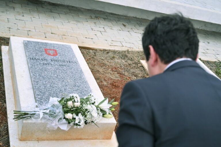 Kryeministri Kurti bëri homazhe te varri i patriotit e veprimtarit, Hasan Prishtina