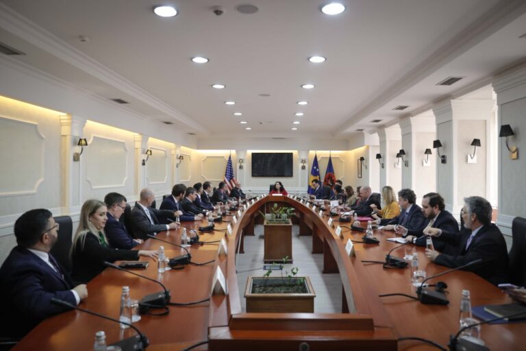 Presidentja Osmani takoi ambasadorin amerikan Jeffrey Hovenier dhe përfaqësues të ambasadave të Shteteve të Bashkuara në rajon 