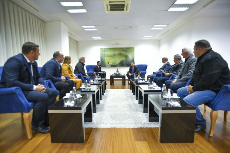Kryeministri Kurti priti në takim përfaqësues të institucioneve lokale nga Mitrovica e veriut, Zveçani dhe Zubin Potoku