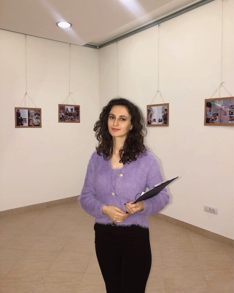Një ekspozitë e Valentina Krasniqit, që të rikthen emocione dhembje dhe krenari