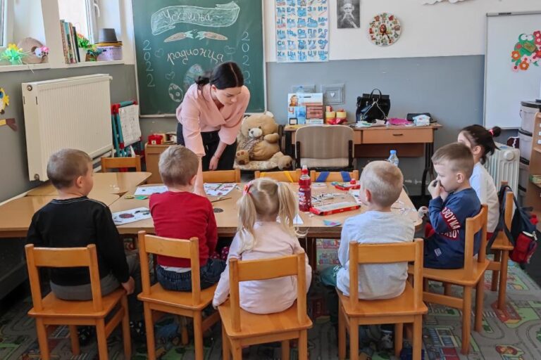 Teoritë bashkëkohore në arsim dhe roli i prindërve në edukimin e fëmijës