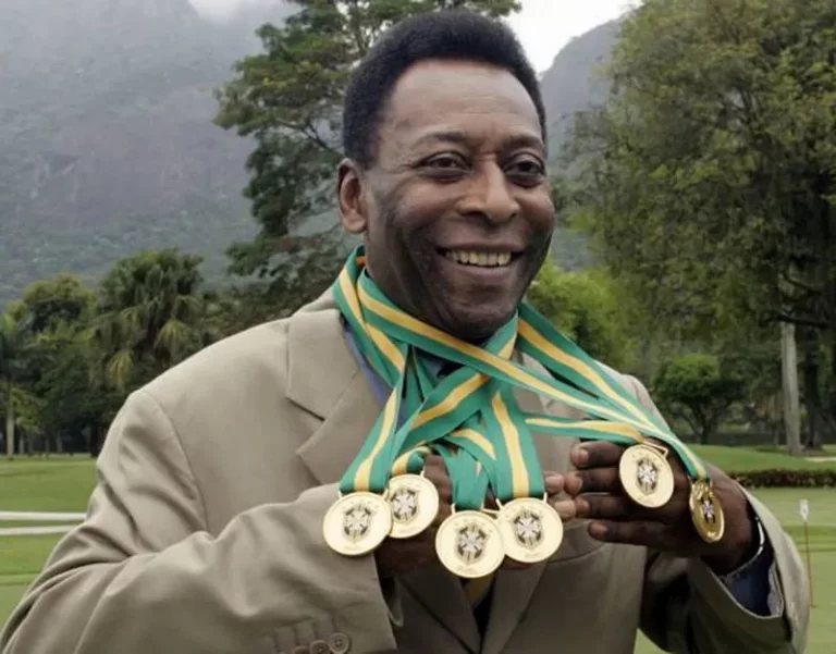 Në Brazil homazhe e lot në nderim të gjeniut të futbollit Edson Arantes Do Nascimento , i njohur si Pele