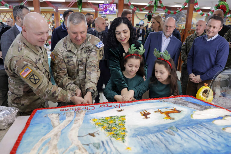 Presidentja Vjosa Osmani ka drekuar me ushtarët amerikanë në kampin “Bondsteel” për drekën tradicionale të Krishtlindjes