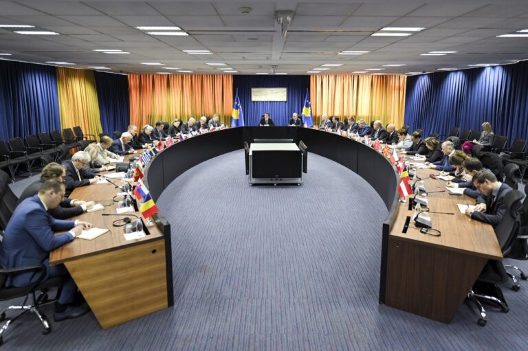 Kryeministri Kurti takoi ambasadorët e akredituar në Kosovë