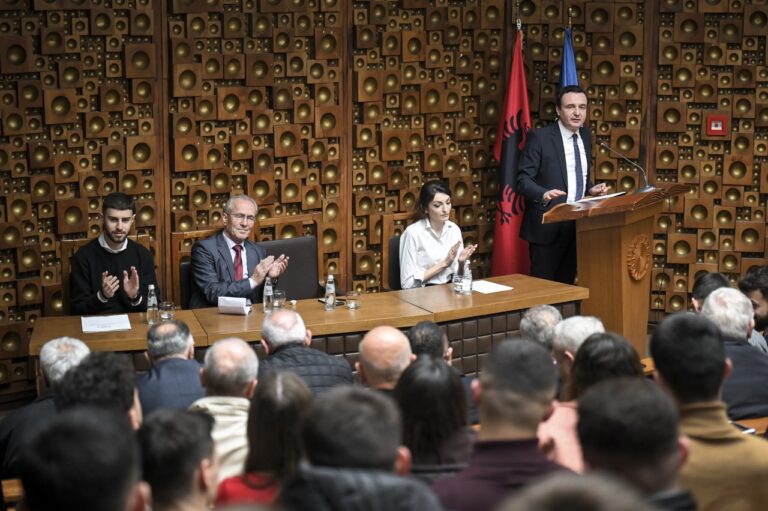Kryeministrit Kurti mori pjesë në tubimin me studentë në shënim të 42-vjetorit të demonstratave të vitit 1981