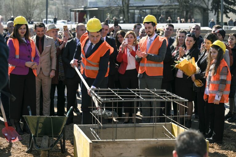 Kryeministri Kurti vizitoi Komunën e Kamenicës dhe mori pjesë në vendosjen e gurthemelit të Shkollës Fillore të Mesme të Ulët “Fan S. Noli”