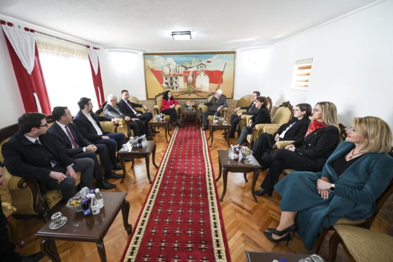 Kryeministri Kurti në 25-vjetorin e Epopesë së UÇK-së: Prekazi është kryeqyteti i kryengritjes shqiptare