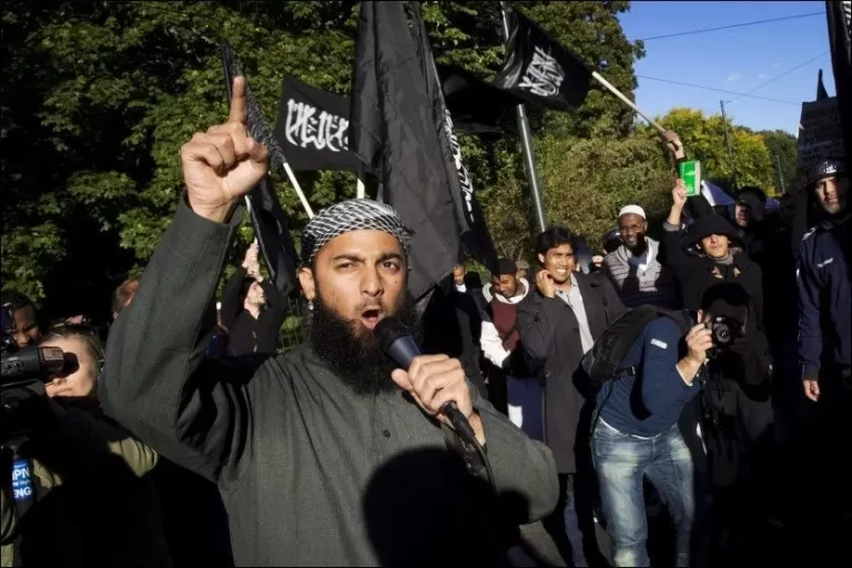 Rrëshqitja e Republikës së Kosovës kah islamizmi dhe zhbërja e saj 