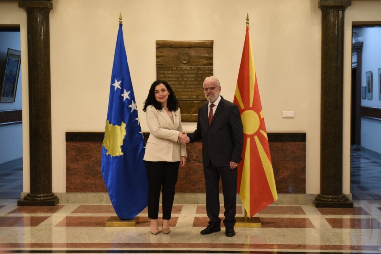 Presidentja Osmani u prit në takim nga kryetari i Kuvendit të Maqedonisë, z.Talat Xhaferi 