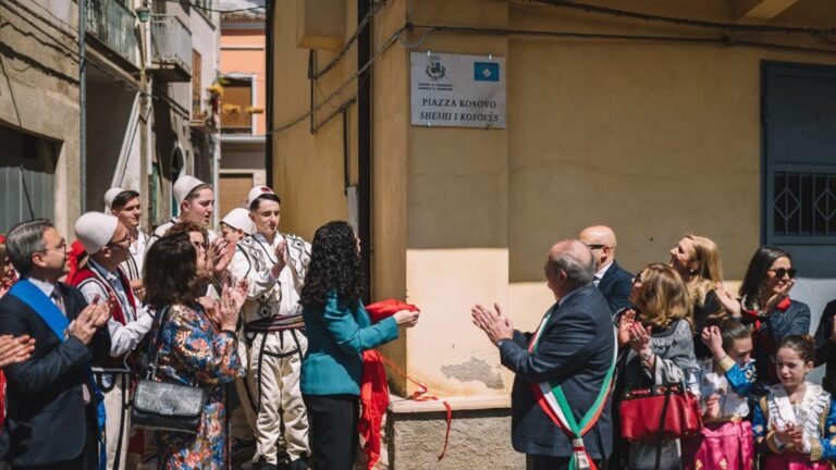 Vjosa Osmani në Kalabri nderohet me çmimin “Gjergj Kastrioti”, inaugurohet edhe sheshi me emrin “Kosova
