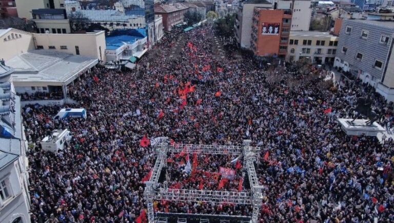 PAN-i me protestat antiamerikane, provokon popullin shqiptar