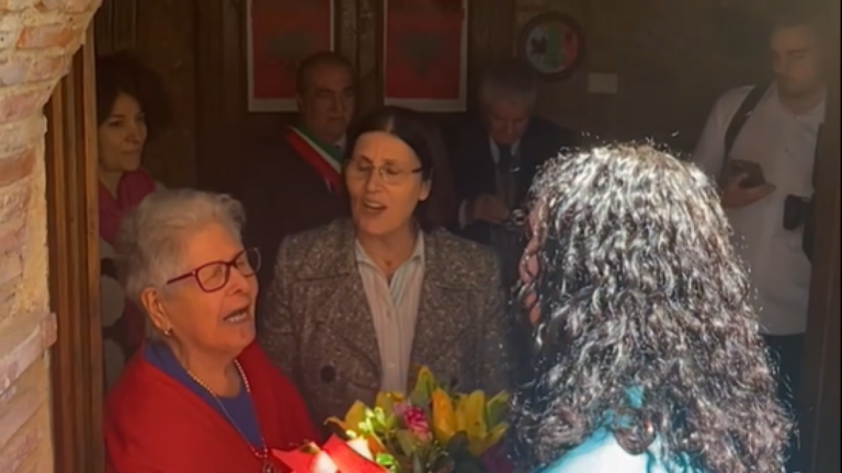 Arbëreshët e Italisë mirëpresin me këngë e lule presidenten Vjosa Osmani