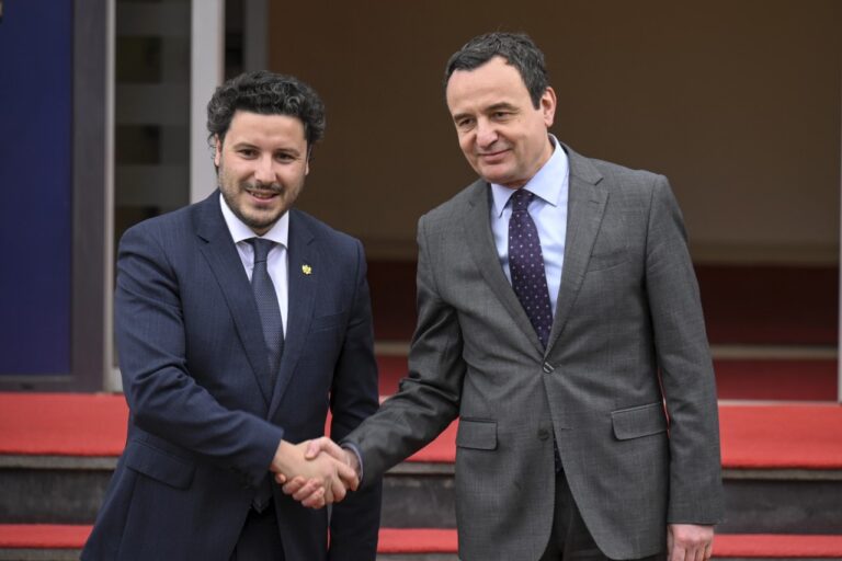Kryeministri Kurti mirëpriti kryeministrin në detyrë të Malit të Zi, Abazoviq, nënshkruajnë Marrëveshje për Shërbime Ajrore në mes të Qeverisë së Republikës së Kosovës dhe Qeverisë së Malit të Zi
