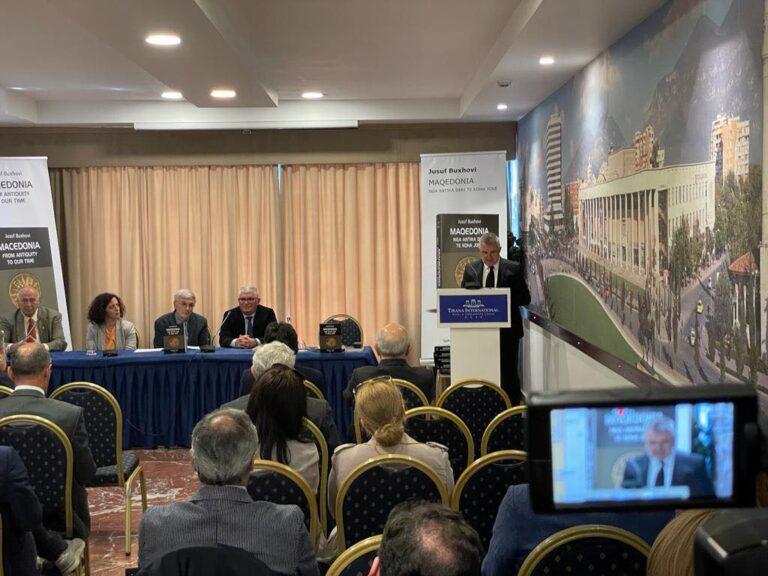 Akademia e Studimeve Albanologjike prezantoi sot në Tiranë studimin “Maqedonia – nga antikiteti te koha jonë” e autorit Jusuf Buxhovi