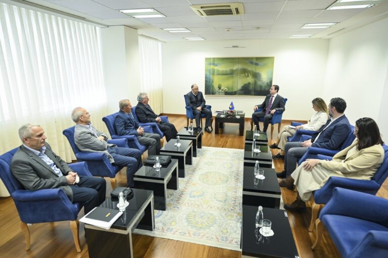Kryeministri Kurti priti në takim përfaqësuesit e shoqatës së ish të burgosurve politikë të Kosovës