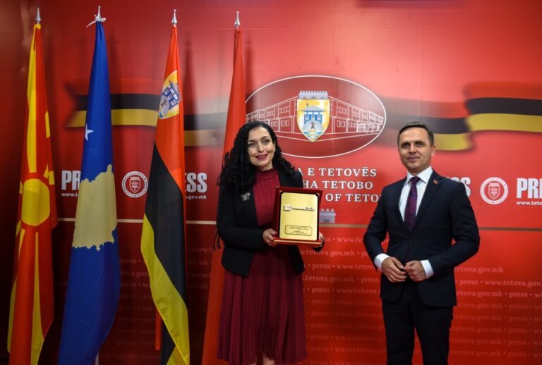 Presidentja Osmani nderohet me Çelësin e Qytetit, çmim ky që u dha për herë të parë nga komuna e Tetovës 