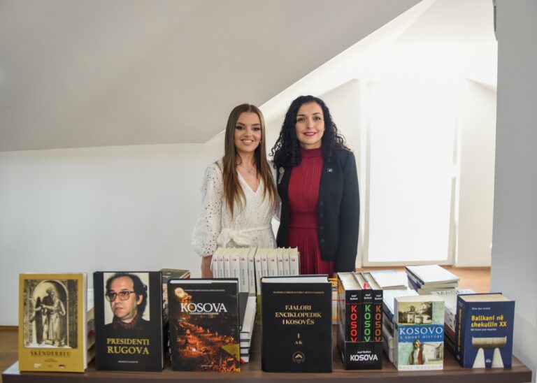 Presidentja Osmani i ka dhuruar një kontigjent librash Bibliotekës shqipe të Manastirit