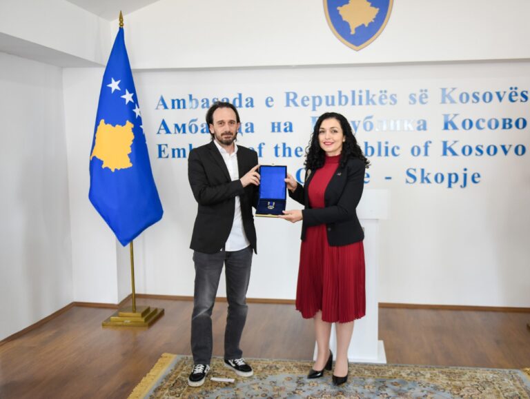 Presidentja Osmani ka dekoruar post mortem me Urdhrin “Hasan Prishtina”, ideologun, politikanin, filozofin dhe liderin Arbën Xhaferi 