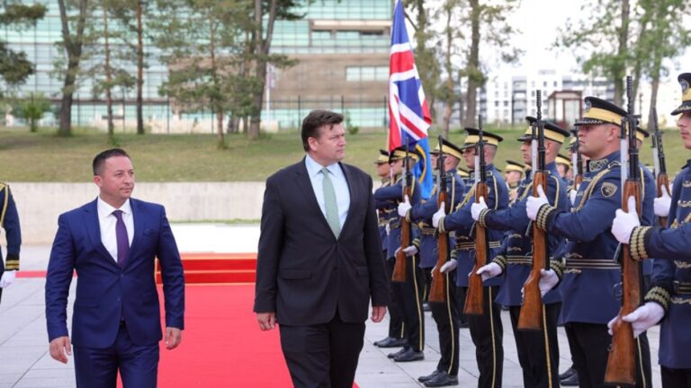 Armend Mehaj shpreh gatishmërinë që FSK të ofrojë ndihmë në Ukrainë, Heappey e përgëzon