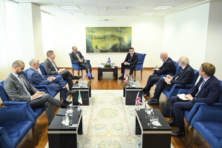 Kryeministri Kurti priti në takim ambasadorët e shteteve të QUINT-it dhe Shefin e Zyrës së BE-së në Kosovë