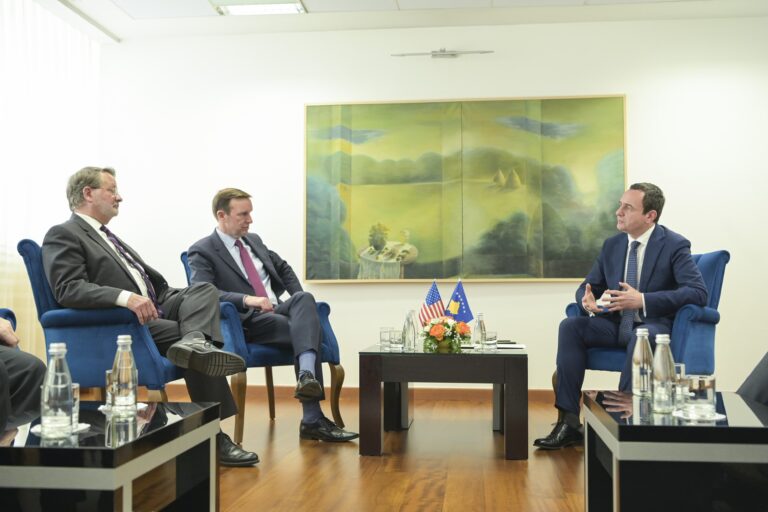 Kryeministri Kurti mirëpriti senatorët amerikanë Murphy dhe Peters