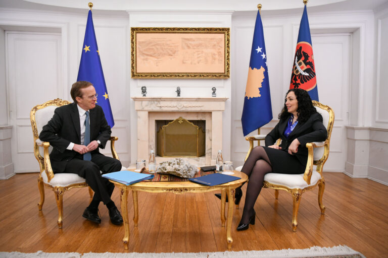 Presidentja Osmani priti në takim Zëvendës Sekretarin e Përgjithshëm për Paqe, Siguri dhe Mbrojtje në EEAS, Charles Fries