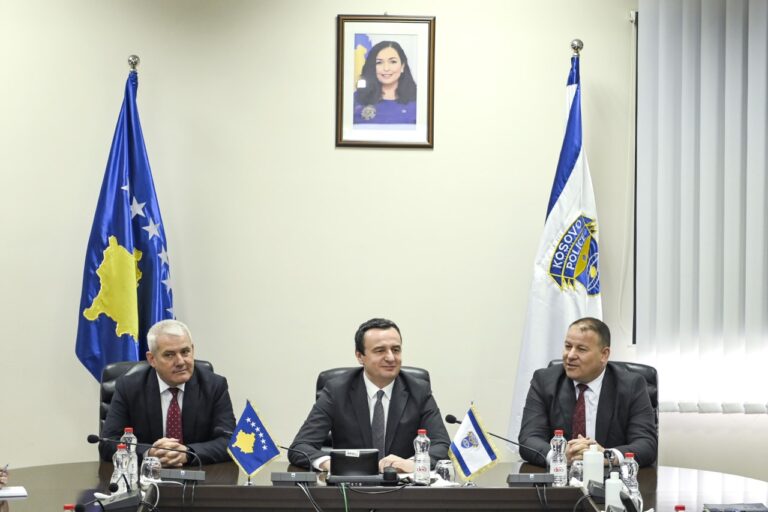 Kryeministri Kurti në Policinë e Kosovës ritheksoi zotimin për të mos reshtur së kërkuari drejtësi për krimet e luftës