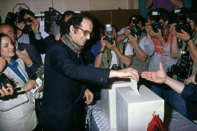 Kosova në 24 Maj 1992  mbajti zgjedhjet e para pluraliste, Dr. Ibrahim Rugova President Republike