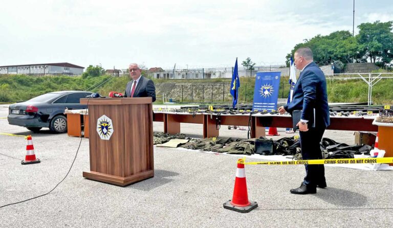 Xhelal Sveçla pas aksionit të Policisë së Kosovës , kur nga një veturë me tabela të Beogradit kanë konfiskuar një arsenal të armëve