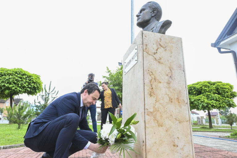Albin Kurti vizitoi Shtëpinë Muze të Prof. Ukshin Hotit , në 80- vjetorin e lindjes së tij