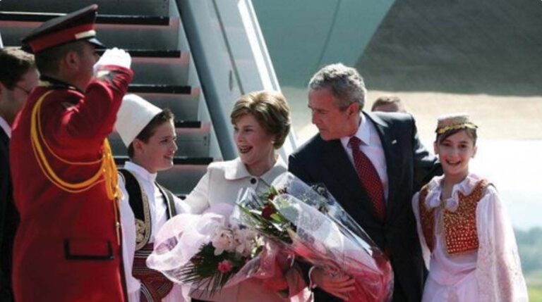 Ish-Presidenti George W. Bush: Mik i përhershëm i shqiptarëve!